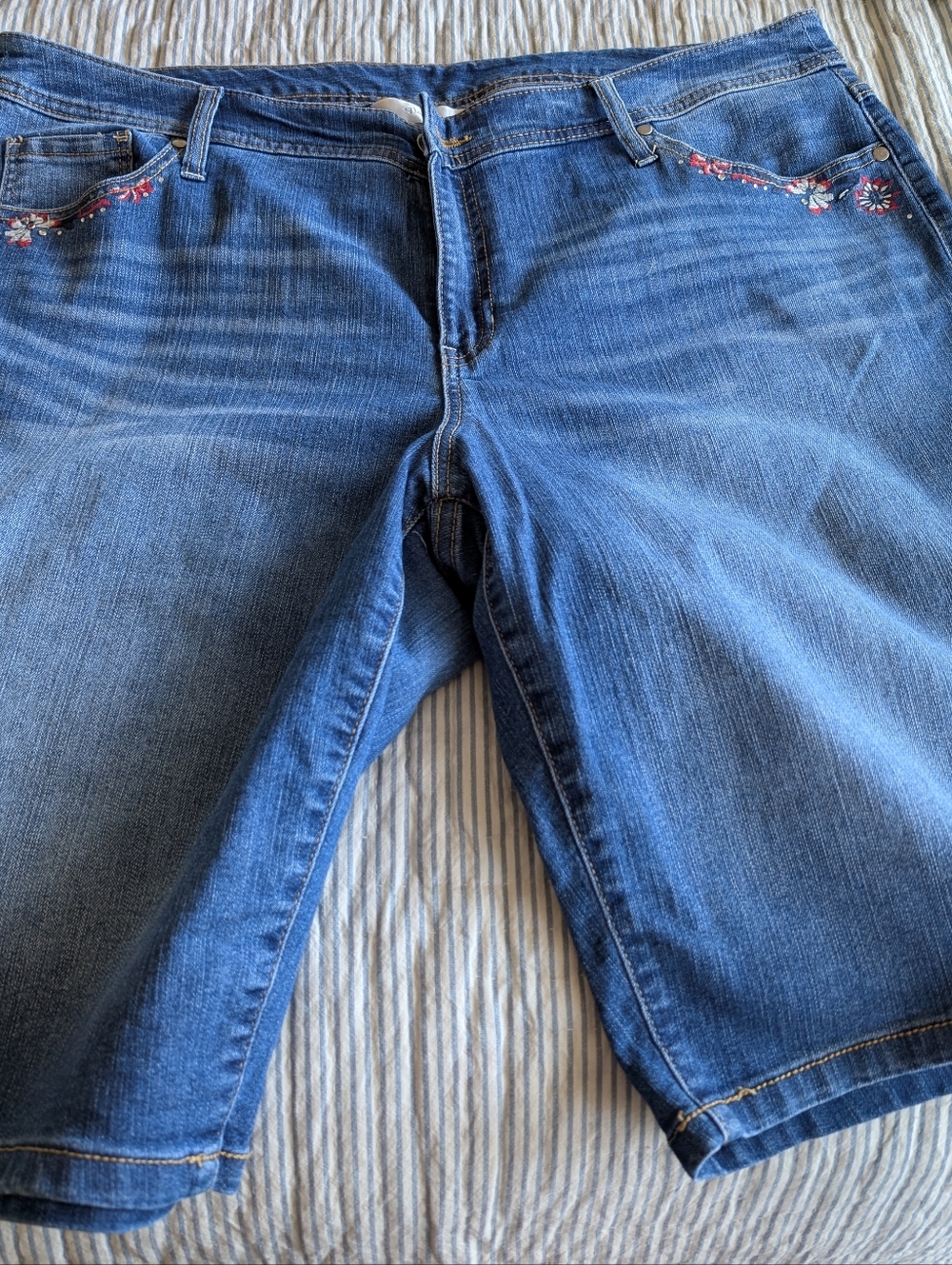 CJ Banks Size 18 W Embroidered Embellished Pockets Denim Shorts - Picture 7 of 10